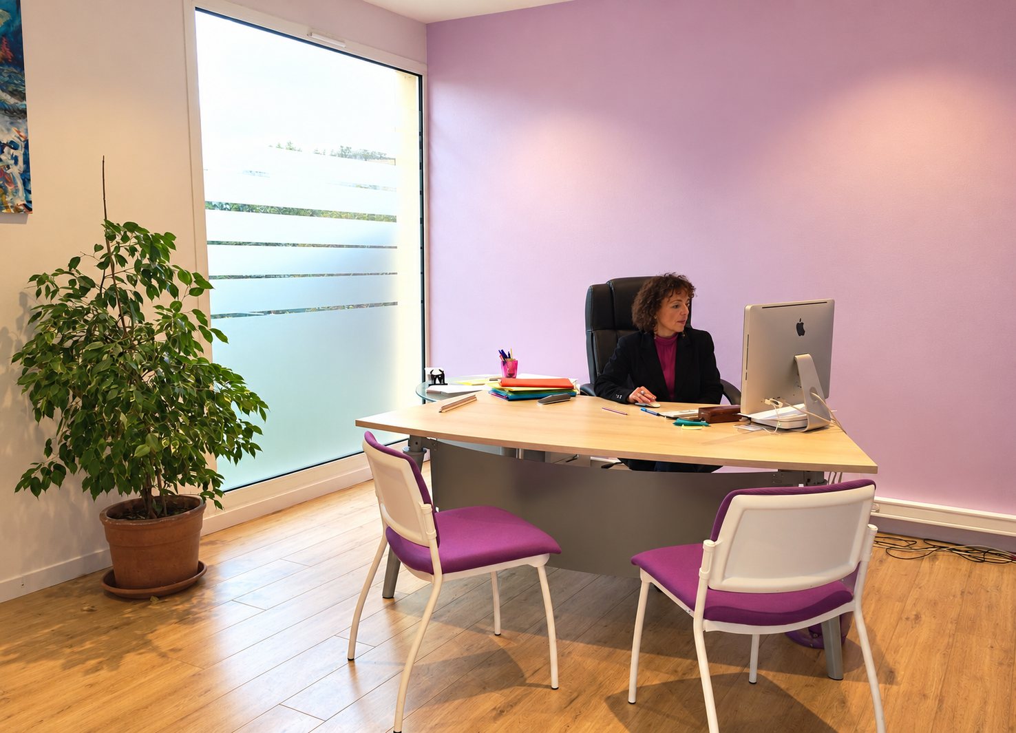 Bureau lumineux avec une femme assise devant un ordinateur